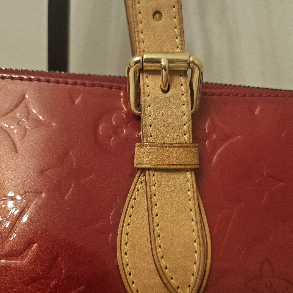 Louis Vuitton Bedford Shoulder Bag – Vernis Monogram – Red ✨ - Picture 4 of 16